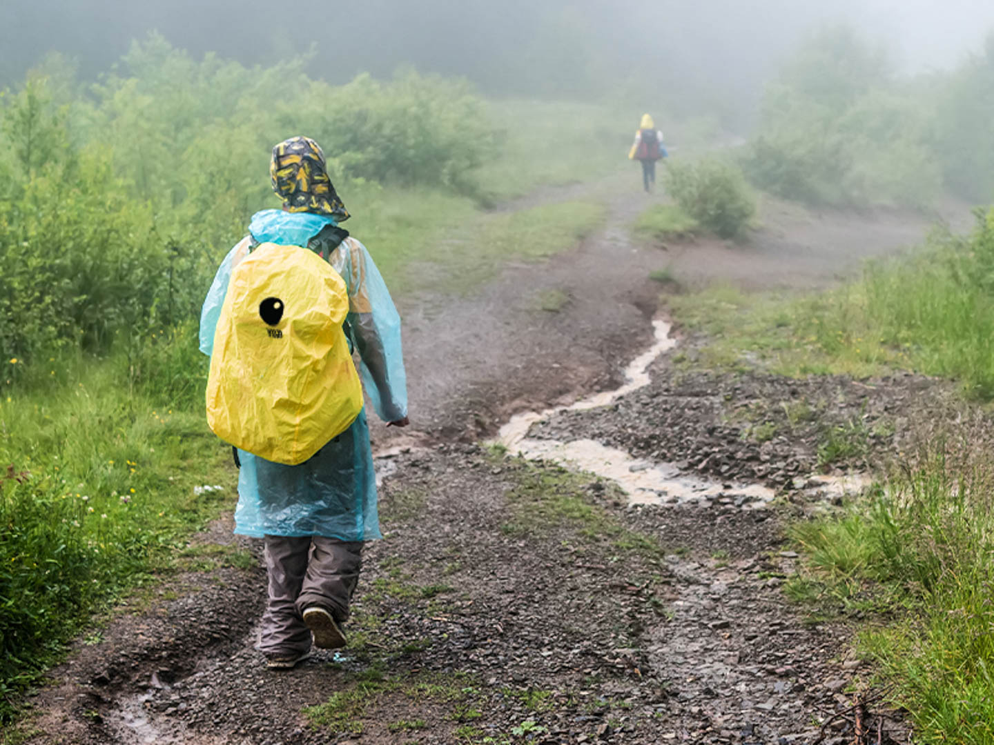 Balo leo núi chống nước hay không chống nước, chọn loại nào?